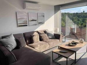 a living room with a couch and a table at Casa dos Alén in Ourense
