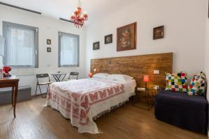 sypialnia z łóżkiem, stołem i kanapą w obiekcie Bed & Breakfast Il Carignano w Cagliari