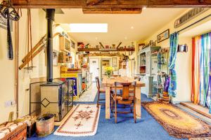 Restoran või mõni muu söögikoht majutusasutuses Family Country Cottage with a private Valley View