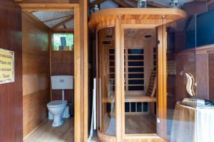 Elle comprend une petite salle de bains pourvue de toilettes. dans l'établissement Charming Historical Cottage in Scarborough, à Scarborough