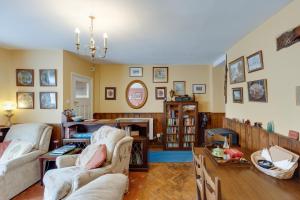 - un salon avec deux canapés et une table dans l'établissement Charming Historical Cottage in Scarborough, à Scarborough
