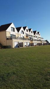 una grande casa con un prato davanti di exceptionnel penthouse vue mer a Wimereux