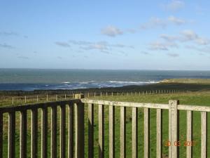 una recinzione di legno con l'oceano sullo sfondo di exceptionnel penthouse vue mer a Wimereux