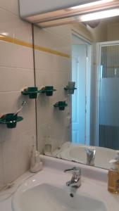 bagno con lavandino e grande specchio di exceptionnel penthouse vue mer a Wimereux