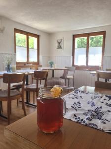 塔什的住宿－Täschalp Restaurant&Lodge，茶壶坐在桌子上