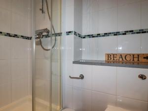 un bagno con doccia e WC di 47 Bredon Court a Newquay Altre 18 foto