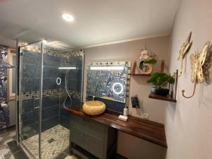 a bathroom with a shower with a glass shower stall at Chambre D'hôte Villa Maurice in Étretat