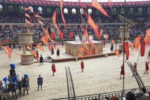 arena wypełniona ludźmi i flagami w cyrku w obiekcie L'Ange gîte de groupe proche du Puy du Fou w mieście Sevremont