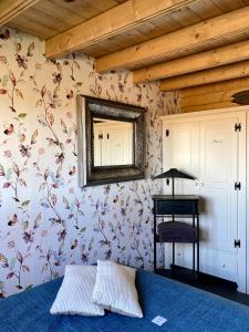 מיטה או מיטות קומותיים בחדר ב-Landelijk gelegen houten huisje