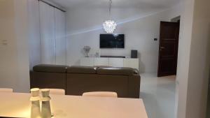 sala de estar con sofá y mesa en Apartmán Julie en Loket