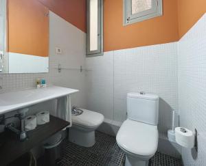 ein Bad mit einem WC und einem Waschbecken in der Unterkunft Stay U-nique Apartments Borbó II in Barcelona