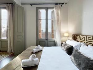 ein Schlafzimmer mit 2 Betten und Handtüchern darauf in der Unterkunft Stay U-nique Apartments Borbó II in Barcelona