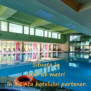 una piscina en un hospital con las palabras estratiania na be mer en Vila Condor, en Poiana Brasov