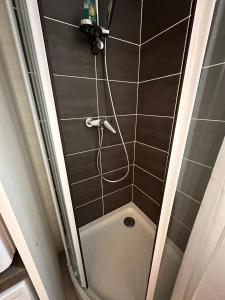 La salle de bains est pourvue d'une douche avec un tuyau. dans l'établissement Ski Arcs 1800 Ruitor, à Arc 1800