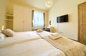 Giường trong phòng chung tại Apartments ROYAL +56 ảnh