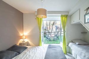 um quarto com uma cama e uma janela com cortinas amarelas em LAtiPic em Barèges