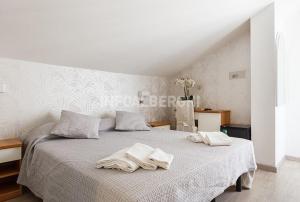 um quarto com uma cama com duas toalhas em Hotel Ermeti B&B Brunch em Riccione