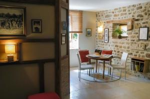 a dining room with a table and chairs at Au Grand Fête, B&B à la campagne in Le Fête