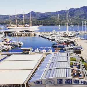 un puerto deportivo con muchos barcos en el agua en Hôtel Restaurant le Bellevue, en Propriano