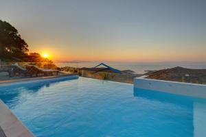 Fotografia z galérie ubytovania Villa Ailiea with a swimming pool and fantastic sea view near Ioulis v destinácii Ioulida