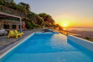 Fotografia z galérie ubytovania Villa Ailiea with a swimming pool and fantastic sea view near Ioulis v destinácii Ioulida