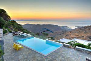 Fotografia z galérie ubytovania Villa Ailiea with a swimming pool and fantastic sea view near Ioulis v destinácii Ioulida