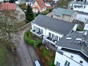 - une vue aérienne sur une grande maison blanche dans l'établissement Erdgeschosswohnung Gerbera im Haus Isabella, à Zinnowitz