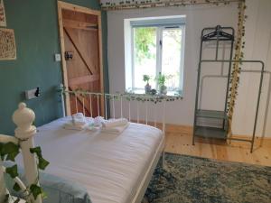 A bed or beds in a room at Middle Cottage Sandy Haven Beach