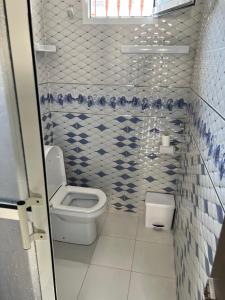 baño con aseo y azulejos azules y blancos en Appartement boulaàyoun de luxe à louer nador 3, en Nador