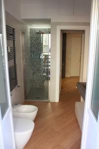 uma casa de banho com uma cabina de duche em vidro e um WC. em L'angolo di Greta em Roma
