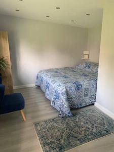 1 dormitorio con cama y alfombra en Independent garden studio - sleeps max 3. en Derby