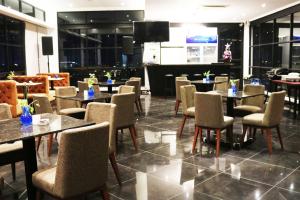 Ruang duduk di Surabaya River View Hotel