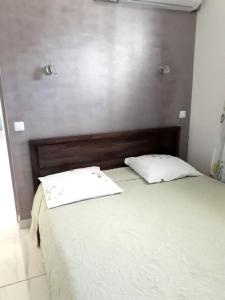 Tempat tidur dalam kamar di Appartement de 2 chambres avec jardin amenage et wifi a Le Lamentin a 4 km de la plage