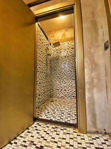 baño con ducha a ras de suelo y puerta de cristal en Nomad Hostel Karaköy en Estambul