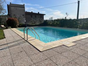 Agriturismo IL VIAIO内部或周边的泳池