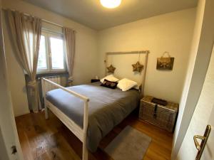 a bedroom with a bed and a window at Chicca nel cuore dell'Abetone in Abetone