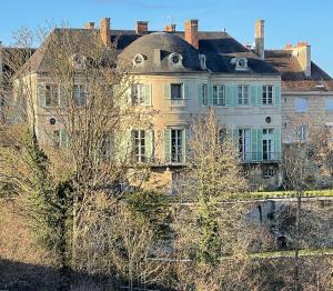 una casa vieja con un techo encima en Castel Saint-Léonard, en Falaise