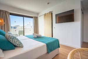 Postel nebo postele na pokoji v ubytování Bahía de Alcudia Hotel & Spa