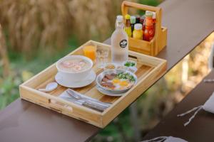 Ban Pa Yang (3)的住宿－Style Paidoi Resort，桌上的食品和饮料托盘