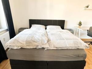 - un lit avec 2 oreillers dans l'établissement Luxuriöse Wohnung in Bautzen, à Bautzen