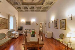 sala de estar con techo artesonado y mesa en MDR Antinori Apartments, en Florencia