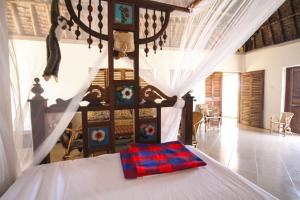 sypialnia z łóżkiem w pokoju w obiekcie Baobab Beach Villa, Ushongo Beach, Pangani w mieście Ushongo Mabaoni