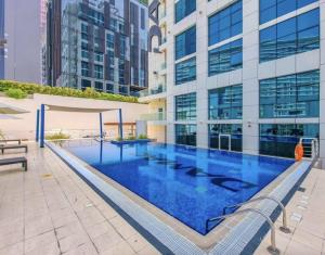 Bazén v ubytování Modern 1BR with Pool View in Business Bay nebo v jeho okolí