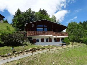 uma casa com uma varanda no topo de uma colina em Les Oiseaux Bleus em Morillon