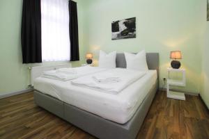 uma grande cama branca num quarto com uma janela em Holiday flat Askani Ballenstedt - DMG03102h-EYC em Ballenstedt