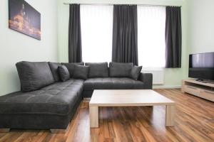 uma sala de estar com um sofá e uma mesa de centro em Holiday flat Askani Ballenstedt - DMG03102h-EYC em Ballenstedt
