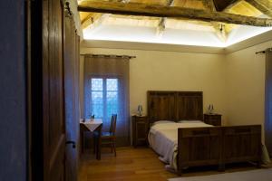 1 dormitorio con cama, mesa y ventana en Villa D'Or, en Mel