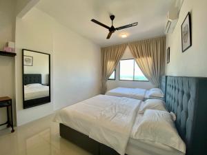 Terengganu Dreamscapes at Icon Residence, Spacious with Nature View في كوالا ترغكانو: غرفة نوم بسرير كبير مع مروحة سقف