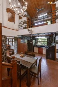 EKOSTAY- Caribbean Villa في بانفيل: مطبخ وغرفة طعام مع طاولة وكراسي