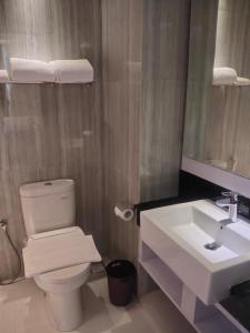 Bilik mandi di Surabaya River View Hotel